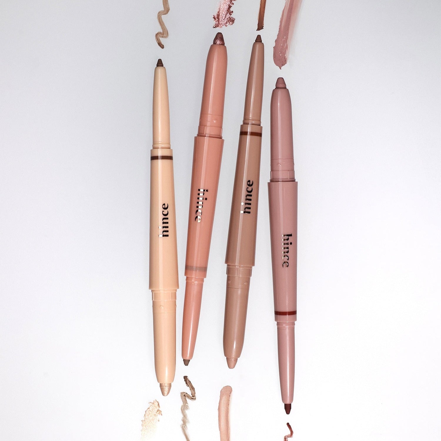 HINCE Depth Dual Color Stick de la marque HINCE, sur fond blanc, gros plan de crayons maquillage nude.