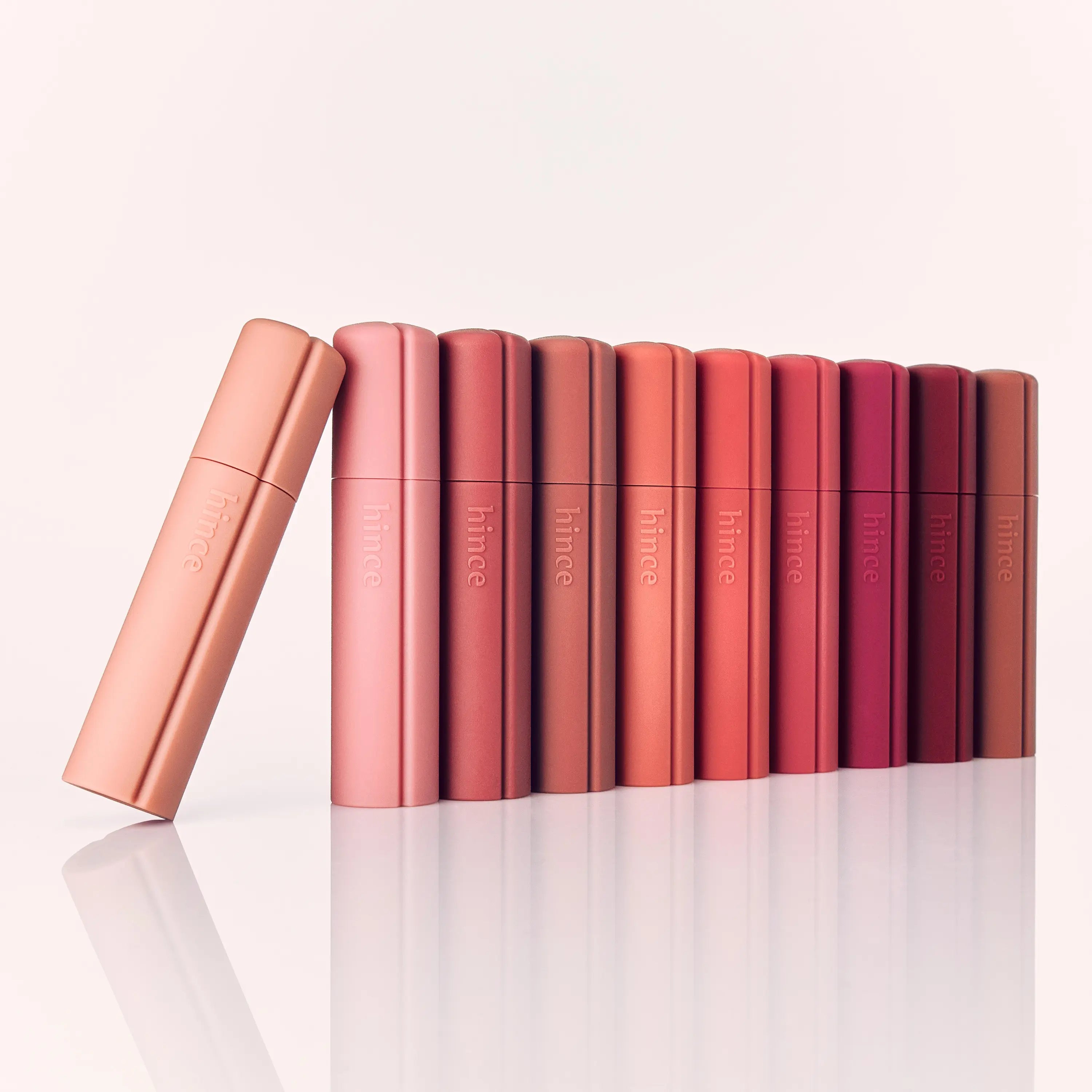 HINCE Nouvelle Tint 10 Colors, pack de 10 teintes sur fond clair, tubes HINCE alignés, maquillage lèvres