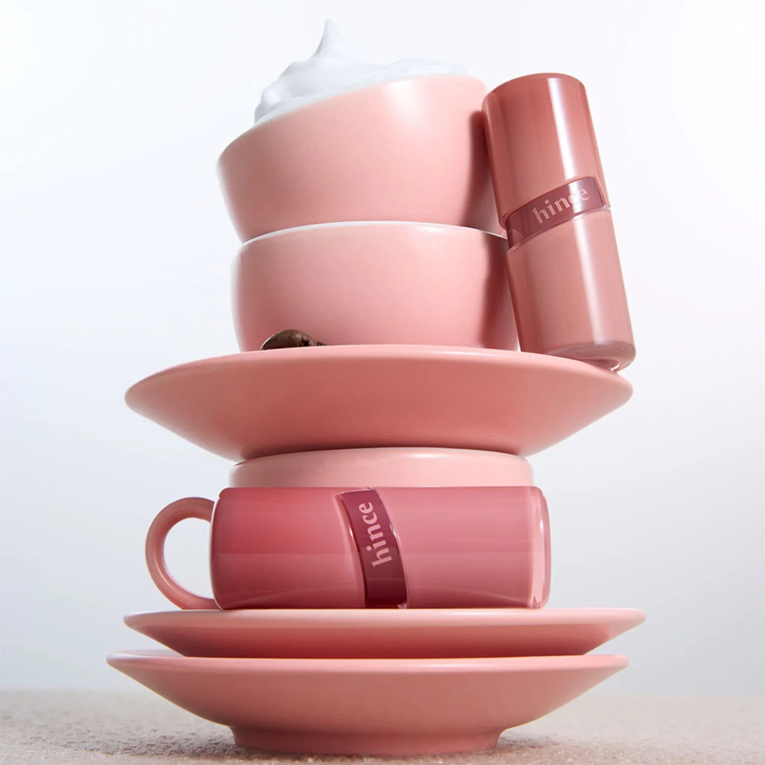 HINCE Raw Glow Gel Tint de HINCE, flacons dégradés sur fond clair, visuel produit cosmétique maquillage.