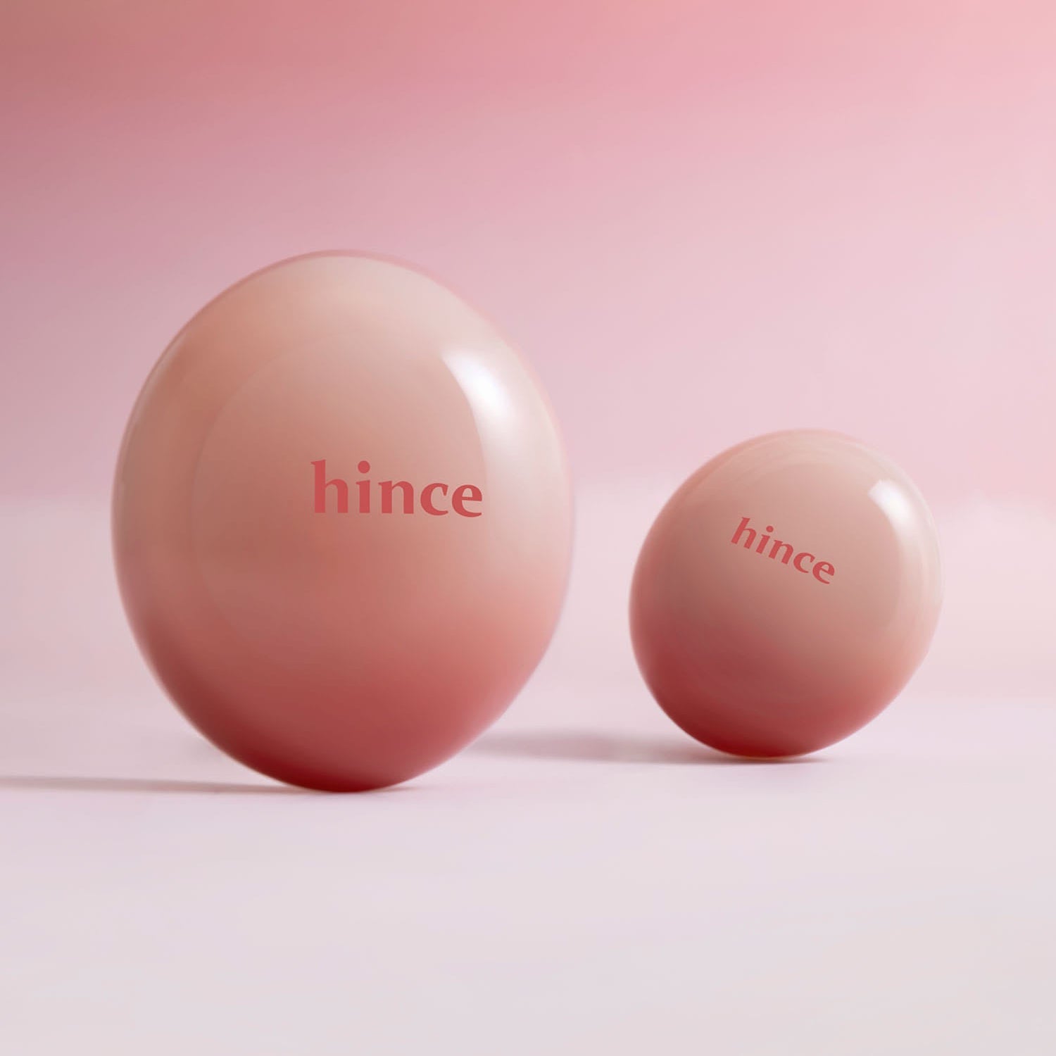 Produit HINCE Low Glow Dewy Ball (Lip&Cheek) avec deux balles sur fond rose, cosmétique pour lèvres et joues.