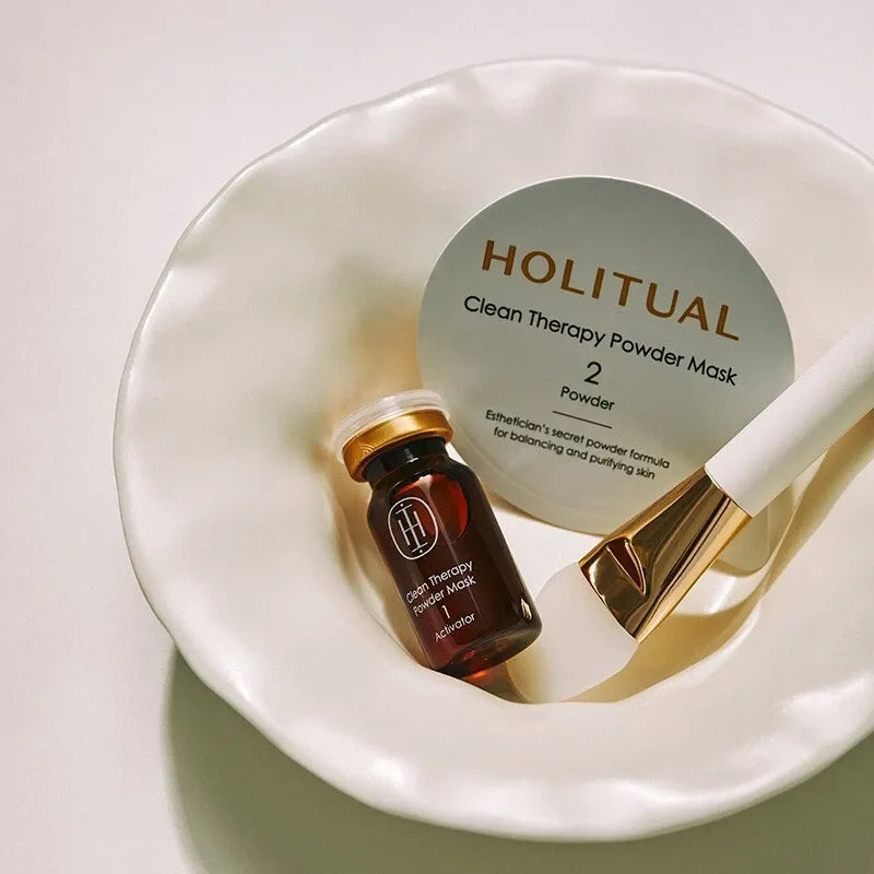 HOLITUAL Clean Therapy Powder Mask, pot et poudre sur assiette blanche, photo produit marque HOLITUAL sur fond clair