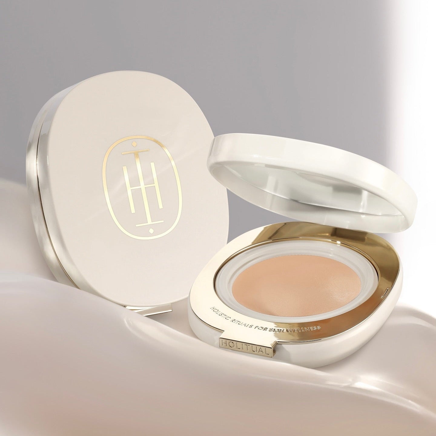HOLITUAL Enriched Radiance Cushion de la marque, coussin maquillage ouvert sur fond clair, vue produit.