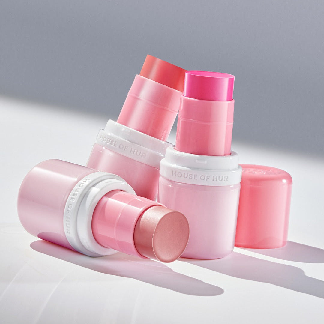 HOUSE OF HUR Every Cheek Blush, flacons et tubes roses sur fond clair, éclairage studio; marque HOUSE OF HUR