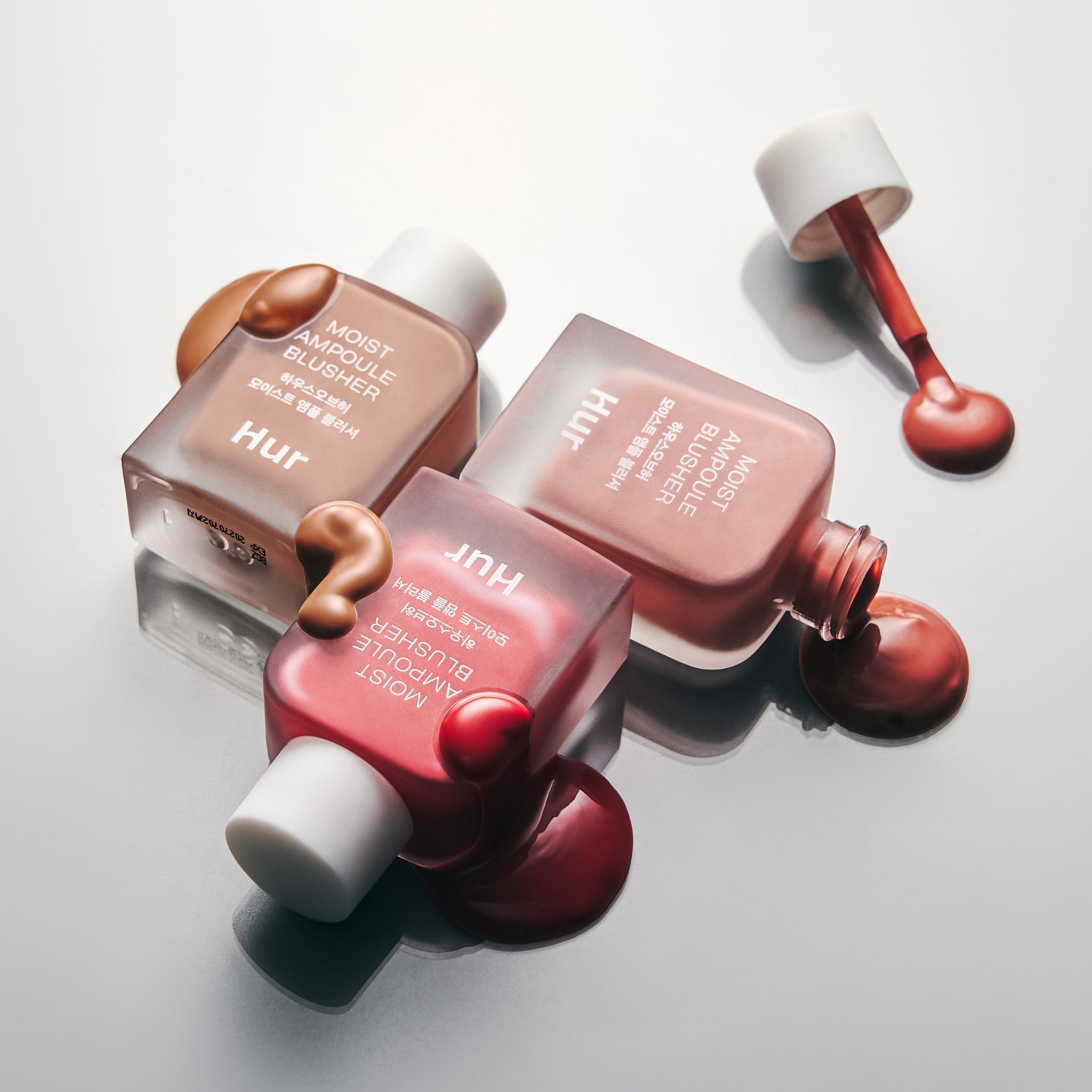 HOUSE OF HUR Moist Ampoule Blusher 10ml, marque HUR, packaging et flacons goutte sur fond blanc, maquillage.