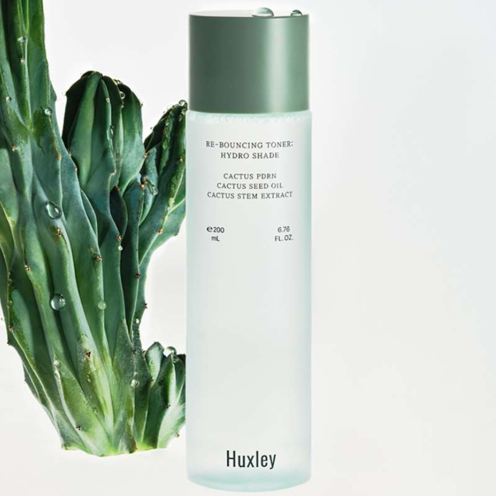 HUXLEY Rebouncing Toner Hydro Shade 200ml, flacon Huxley vert, cactus en arrière-plan sur fond clair