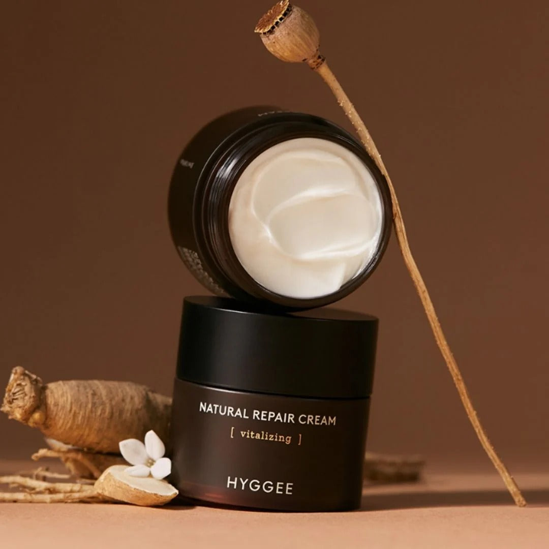 Décris l'image en français en mentionnant le produit, la marque et le contexte visuel : HYGGEE Nature Repair Cream 50ml, pot sur fond naturel.