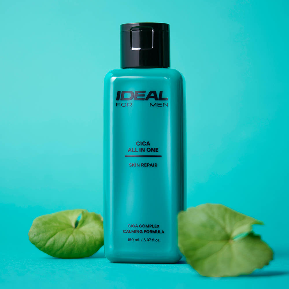 IDEAL FOR MEN Cica All-in-One 150ml, flacon turquoise sur fond bleu avec feuilles, peau réparatrice Cica.