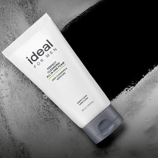 IDEAL FOR MEN Perfect All-in-One Cleansing Foam 150ml, tube blanc sur fond noir et texture de mousse, marque Ideal For Men