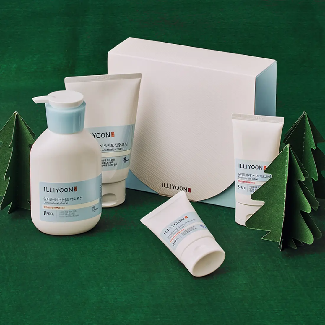 ILLIYOON Ceramide Ato Duo SET : coffret skincare de la marque ILLIYOON sur fond vert, produits et emballage visibles.