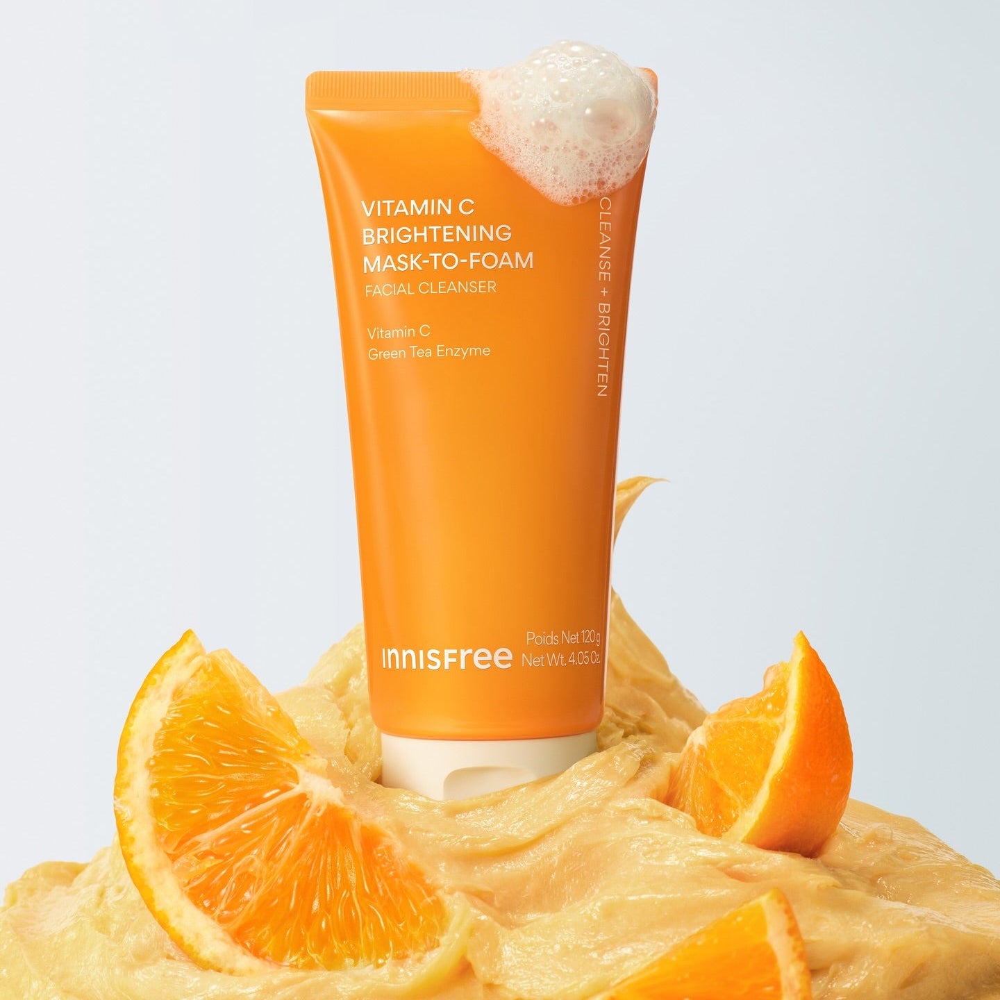 INNISFREE Vitamin C Brightening Pack-to-Foam 120g, tube orange sur fond clair avec agrumes et mousse