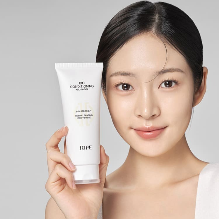 IOPE Bio Conditioning Cleansing Oil-in-Gel 150ml, produit IOPE en flacon sur fond clair, avec femme en photo beauté.