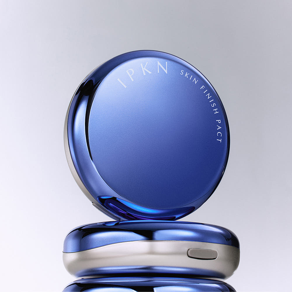 IPKN Skin Finish Powder Pact (Main Product 14g + Refill 11g), boîtier bleu sur fond clair, marque IPKN.