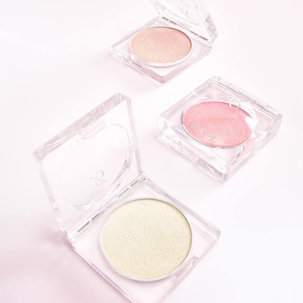 IPKN Flap One Single Highlighter 2.9g de la marque IPKN, poudre en boîtiers transparents sur fond clair