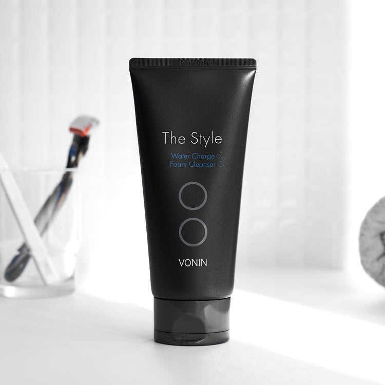 ISAKNOX Bonin The Style Water Charge Foam Cleanser 150g : tube noir sur fond blanc, contexte salle de bain