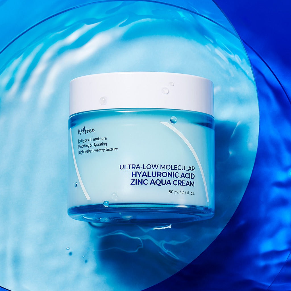 ISNTREE Hyaluronic Acid ZINC Moisture Cream 80ml, pot crème hydratante sur fond bleu, ambiance fraîche et soins visage