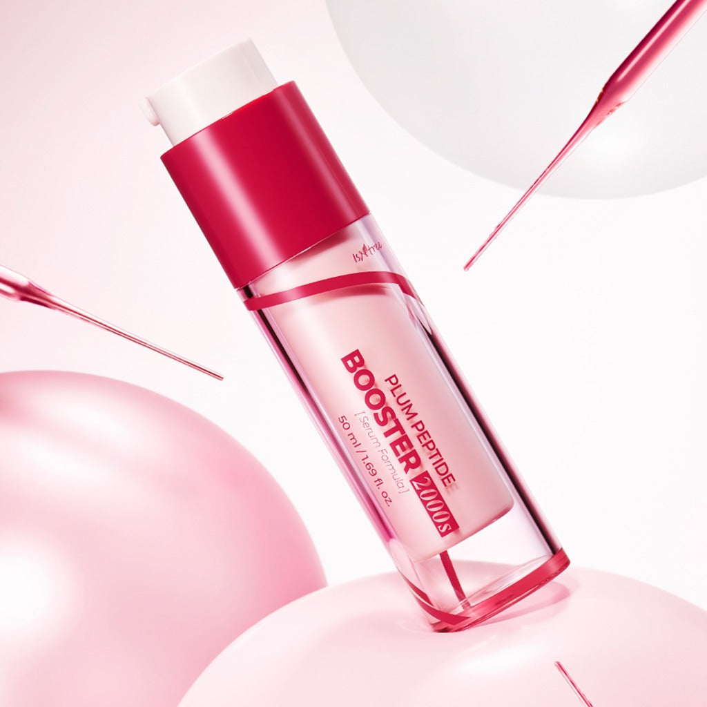 ISNTREE Plum Peptide Booster 2000s 50ml sur fond rose, bouteille cosmétique avec gouttes et plumage rouge, studio.