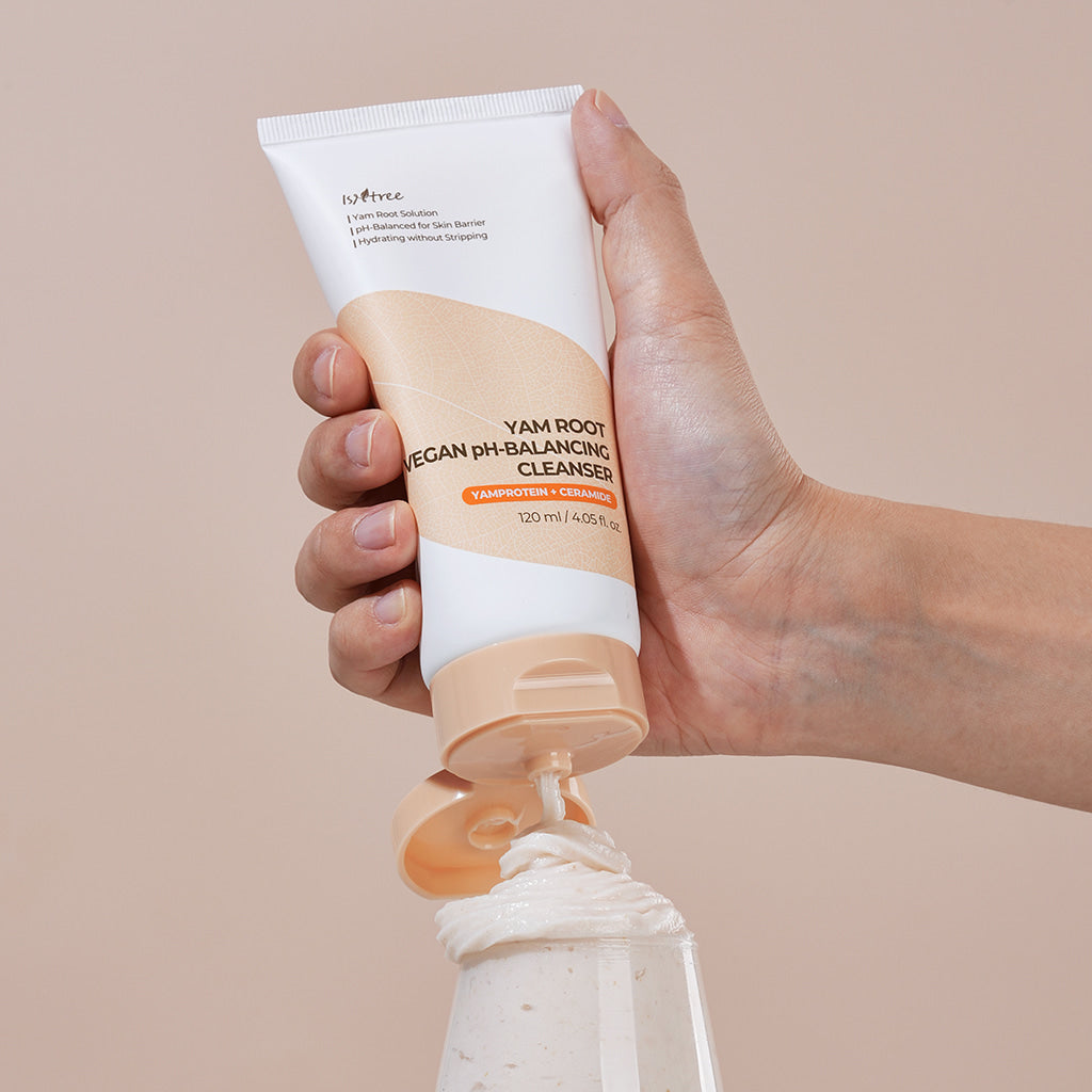 ISNTREE Yam Vegan Mildly Acidic Cleanser 120ml : tube ISNTREE pressé, mousse blanche vers le visage, main sur fond beige