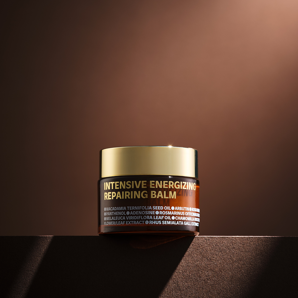 IS0I Intensive Energizing Repairing Balm 50ml ISOI : pot de baume sur fond brun, éclairage studio, look luxe