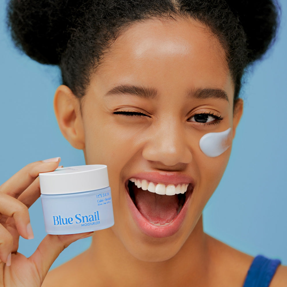 IT'S SKIN Blue Snail Cream 50ml, pot bleu, visage souriant avec crème à l’escargot sur fond bleu clair