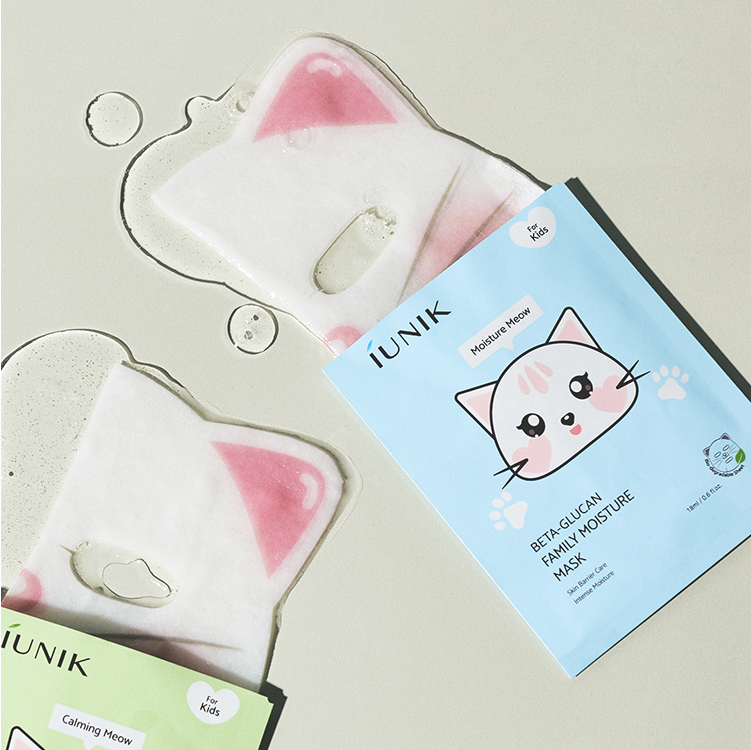 IUNIK Beta Glucan Family Moisture Mask for Kids (10 sheets) montrant des emballages et masques hydratants pour enfants sur une surface