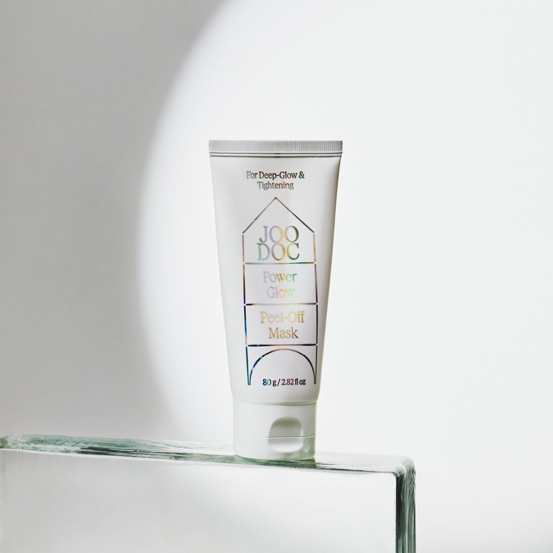 JOODOC Collagen High-Nutrient Radiance Pack 80ml, tube sur socle blanc et fond lumineux, photo produit studio