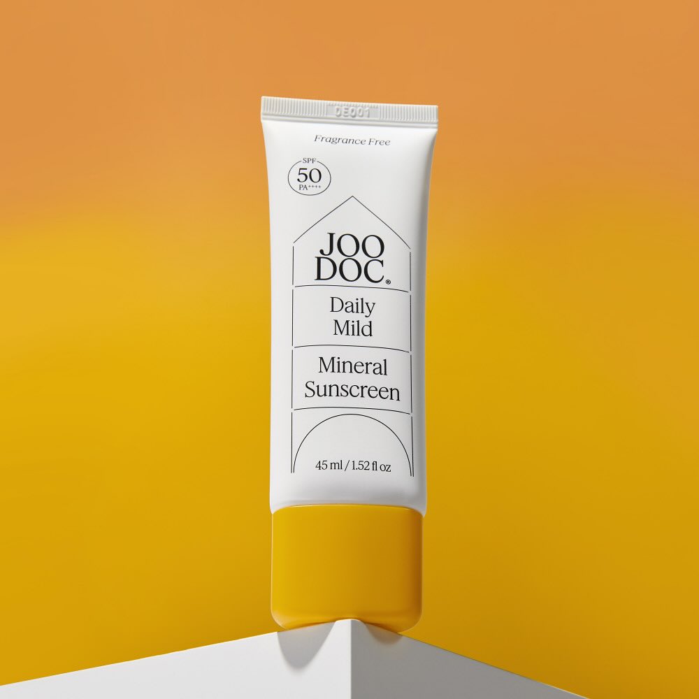 JOODOC Daily Mild Mineral Sunscreen 45ml de la marque JOODoc, tube sur fond jaune, image produit en studio.