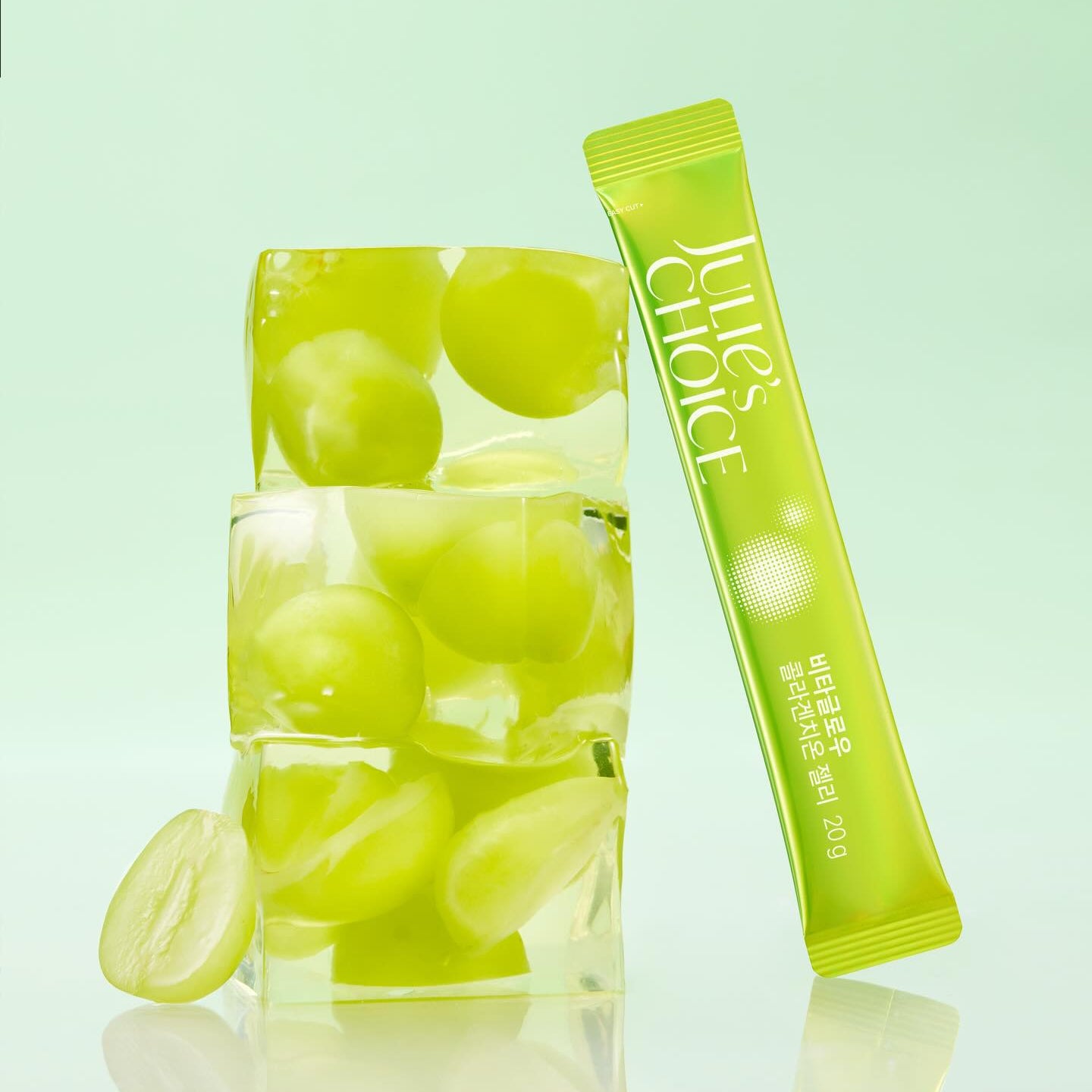 Décris l'image en français en mentionnant le produit, la marque et le contexte visuel : JULIE'S CHOICE Vita Glow Collagenthione Jelly 14 Packets