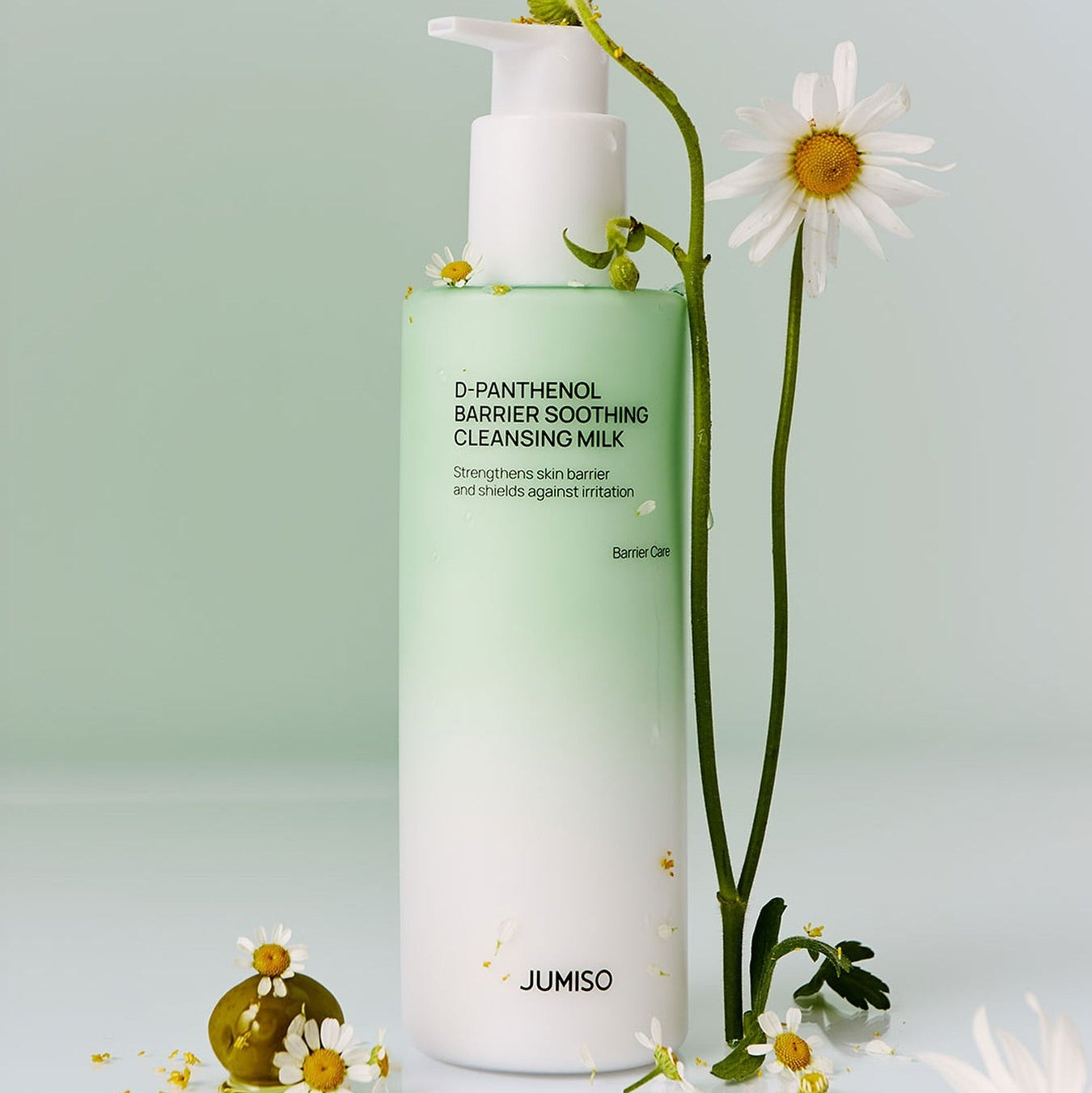 Décris l'image en français: JUMISO D-Panthenol Barrier Soothing Cleansing Milk 300ml Refill Offer (+100ml Refill) sur fond clair.