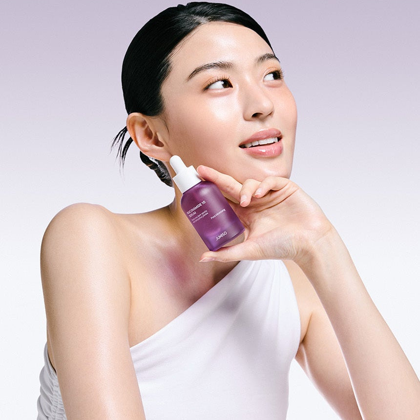 JUMISO Niacinamide 10 Serum 40ml, la marque et flacon sur une femme visage maquillé, application cosmétique en studio