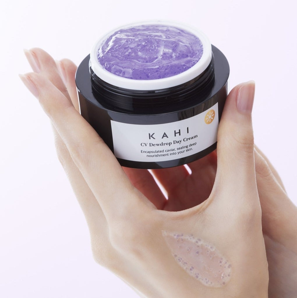 KAHI CV Dewdrop Day Cream 50ml, crème hydratante KAHI montrée sur mains sur fond clair, gel déposé violet