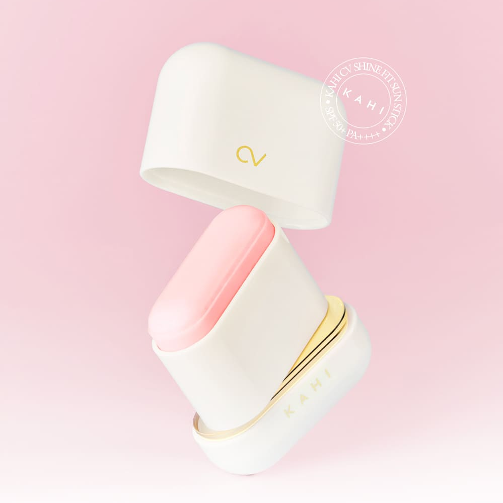 KAHI CV Shine Fit Sun Stick (13.5g) de la marque KAHI, sur fond rose, stick solaire, visuel produit.
