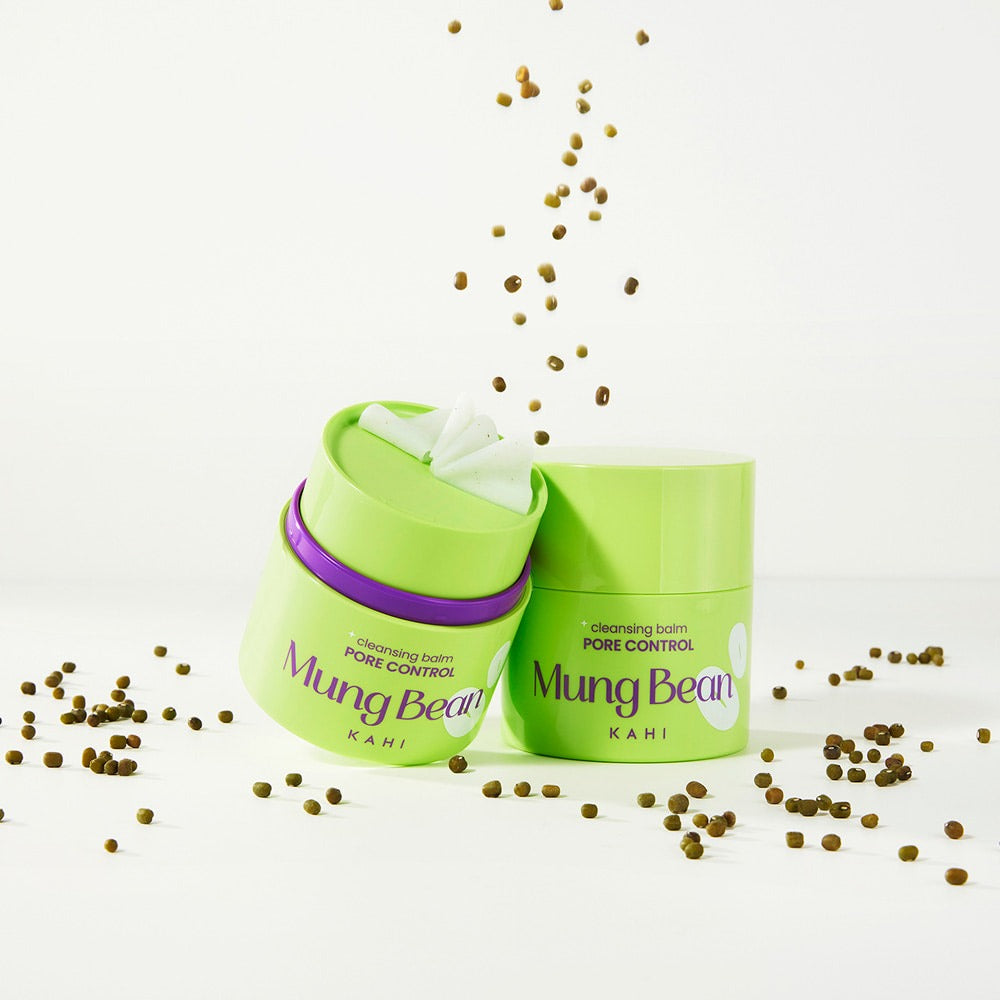 KAHI Cleansing Balm 3 Types 50ml par Mung Bean, pots verts sur fond clair avec particules dorées, style spa.