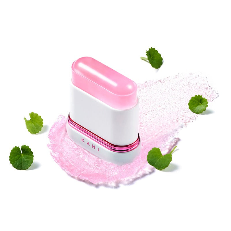 KAHI Velvet Glow Sun Stick 13.5g, stick rose KAHI sur poudre scintillante rose, feuilles vertes en décor blanc