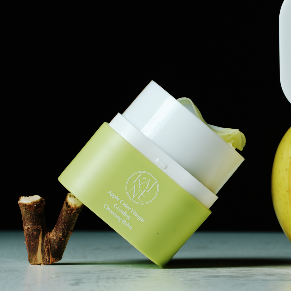 KAINE Apple Cider Vinegar Grinding Cleansing Balm 50ml, baume vert citron sur fond noir, ingrédients pomme/vinaigre visibles.