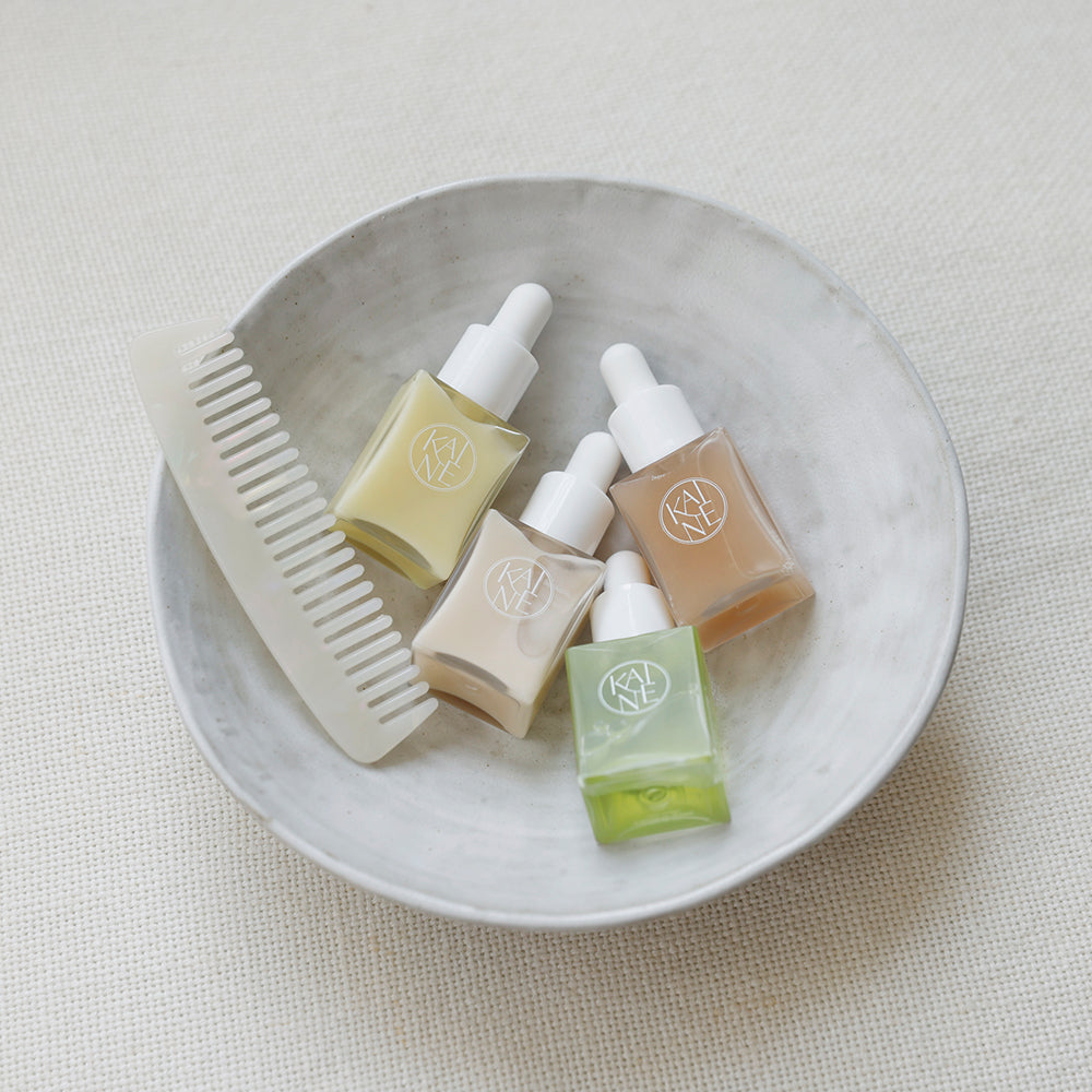 KAINE Serum Discovery Kit de la marque KAINE sur plateau blanc, flacons sérum et mini flacons en contexte beauté.