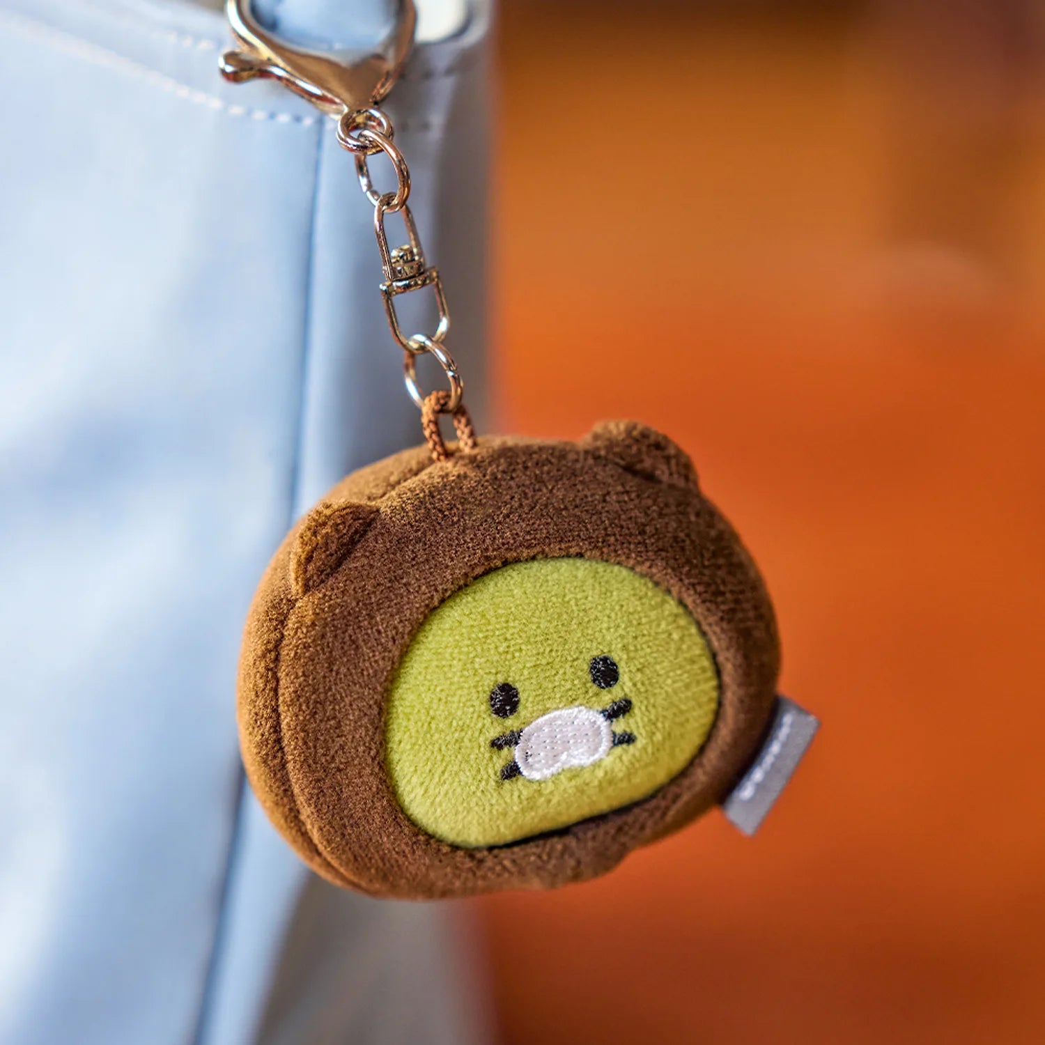 KAKAO FRIENDS Dujjonchun keychain doll, petit porte-clés peluche rond, personnage souriant, fond orange et bleu