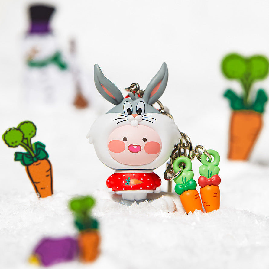KAKAO FRIENDS Looney Tunes X Friends Carrot Bugs Bunny Figure Keychain Little Apeach, porte-clés sur fond blanc avec figurines