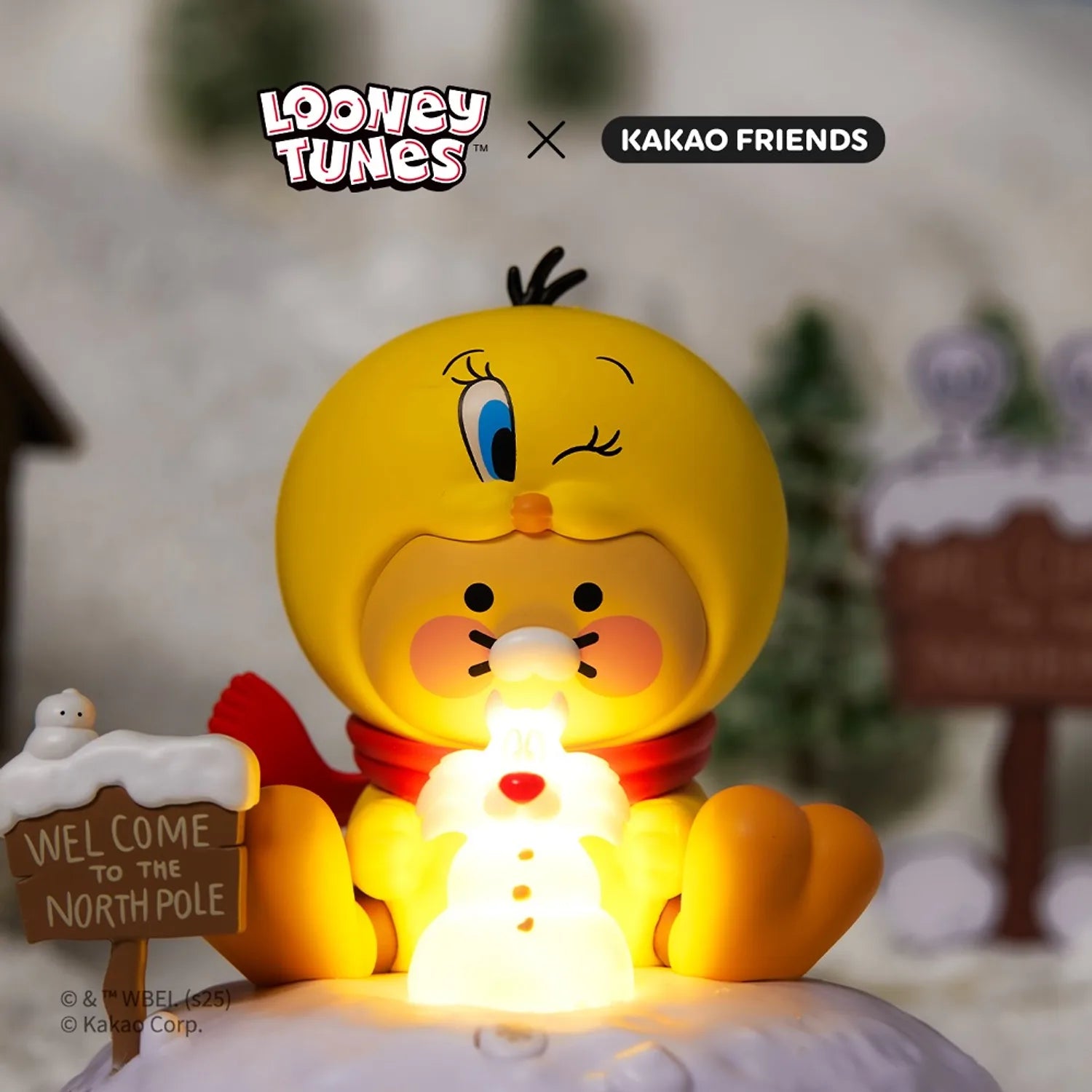 Décris l'image en français : KAKAO FRIENDS Looney Tunes X Friends Tweety Lighting Figure Baby Chunsik, figurine lumineuse sur décor.