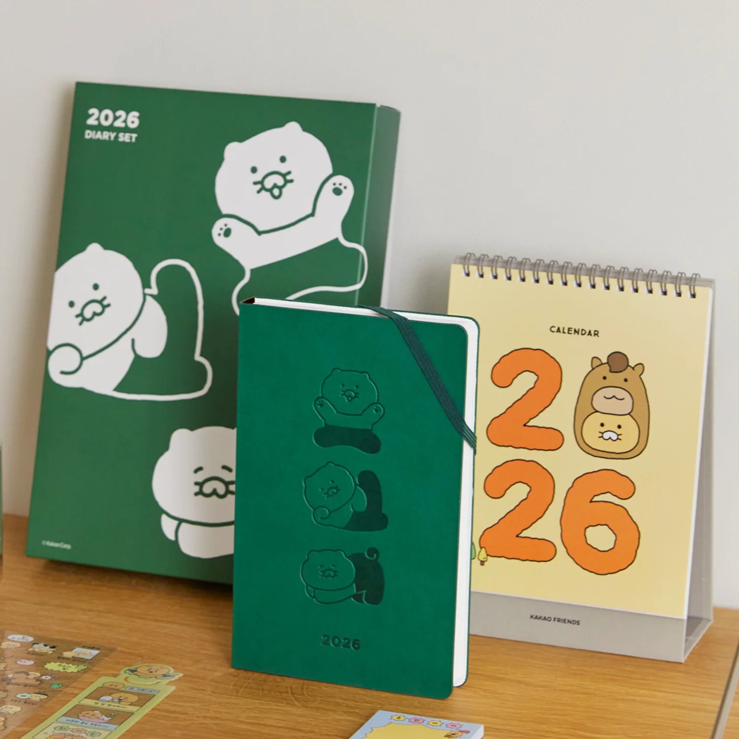 KAKAO FRIENDS Diary Set Green Chunshik 2026 sur une table avec calendrier et autocollants, ensemble complet et coloré.