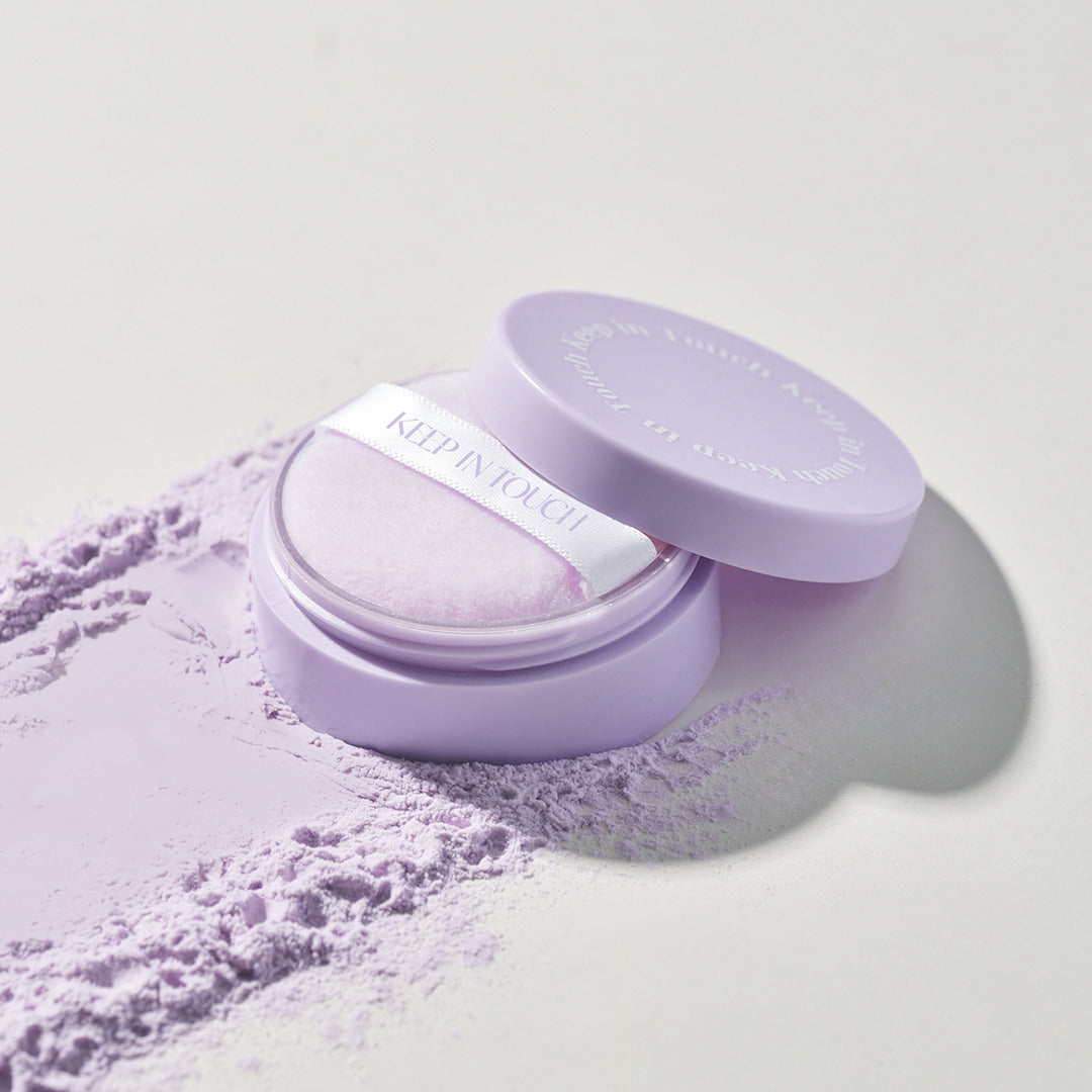 KEEP IN TOUCH Mini Pore Eraser Powder de KEEP IN TOUCH, boîtier violet sur fond clair, texture poudre visage.