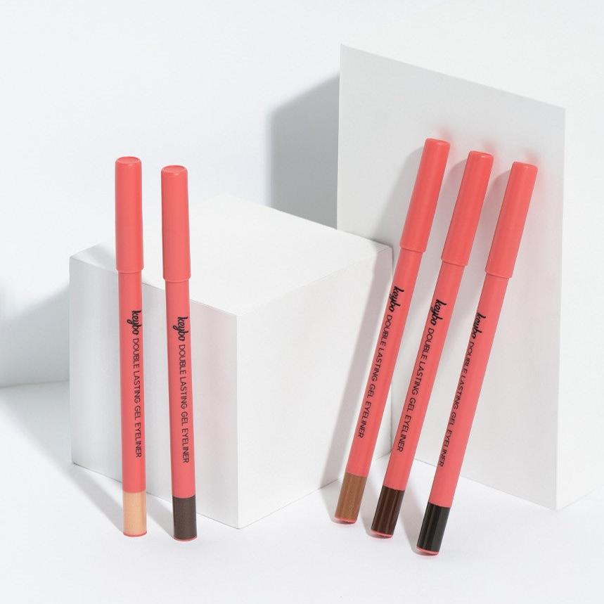 KEYBO Double Lasting Gel Eye Liner de la marque KEYBO, stylos rouges sur packaging blanc, fond studio minimaliste.