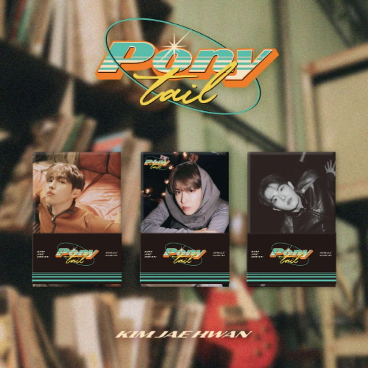 KIM JAEHWAN - Ponytail (POCA VER.) (Random 1 of 3) - Album Kpop : jaquettes sur table, affiche en arrière-plan, studio.