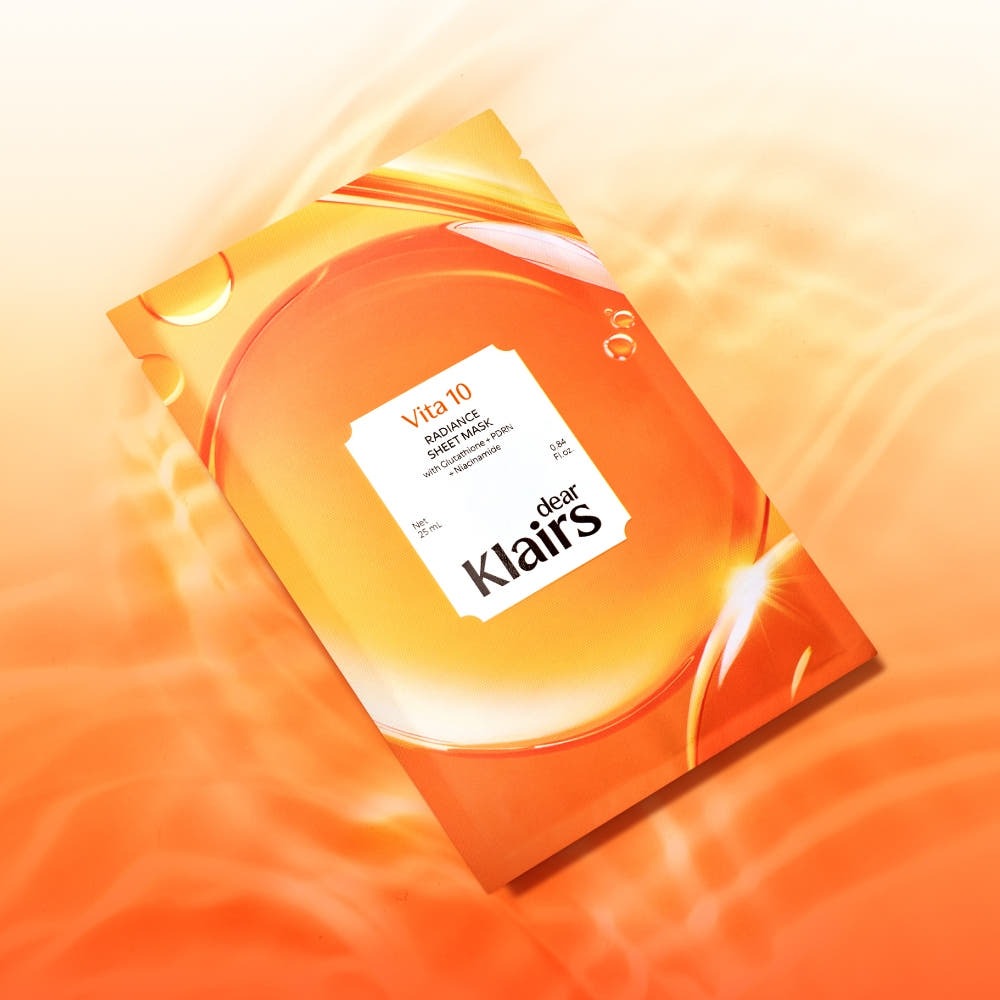 KLAIRS Vitamin Vitality Sheet Mask 25ml 1sheet, masque en tissu jaune/or de la marque KLAIRS sur fond lumineux.