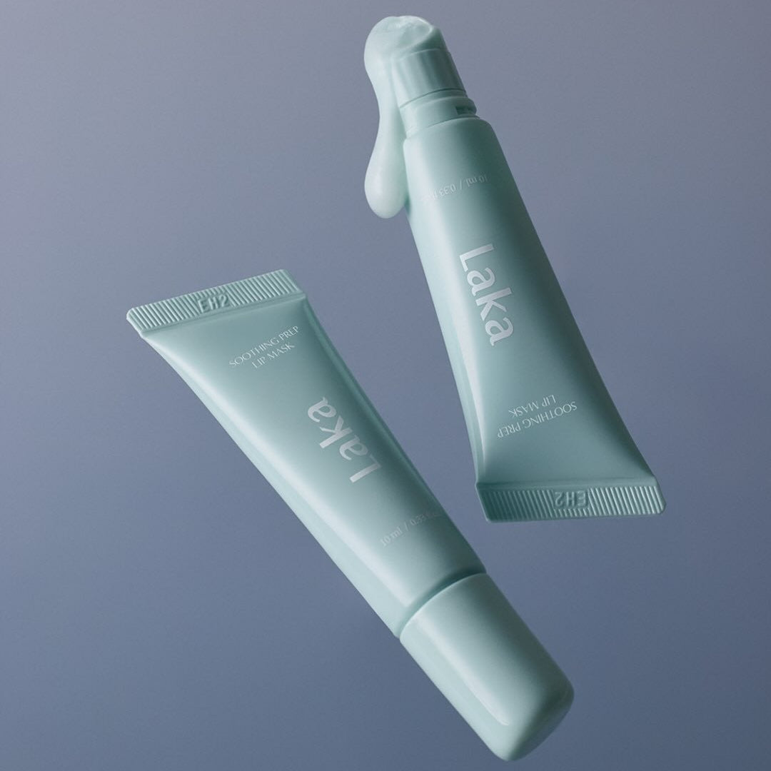 LAKA Soothing Prep Lip Mask 10ml, tubes bleu-menthe sur fond bleu, vue produit LAKA, emballage soins lèvres