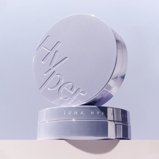 LUNA Hyper Mesh Foundation, pack argenté sur fond clair, mise en scène produit par la marque LUNA