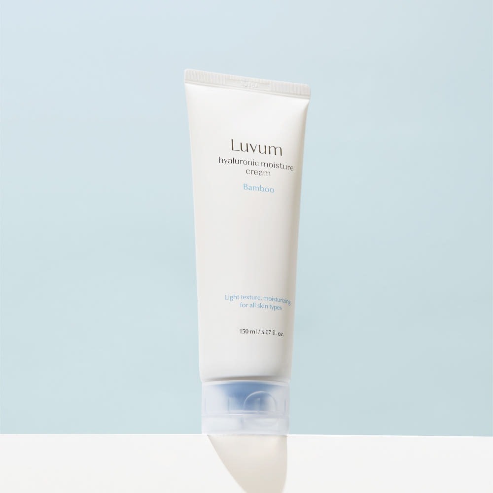 LUVUM Bamboo Hyaluronic Acid Moisture Cream 150ml +150ml, tube crème hydratante Luvum sur fond bleu clair.