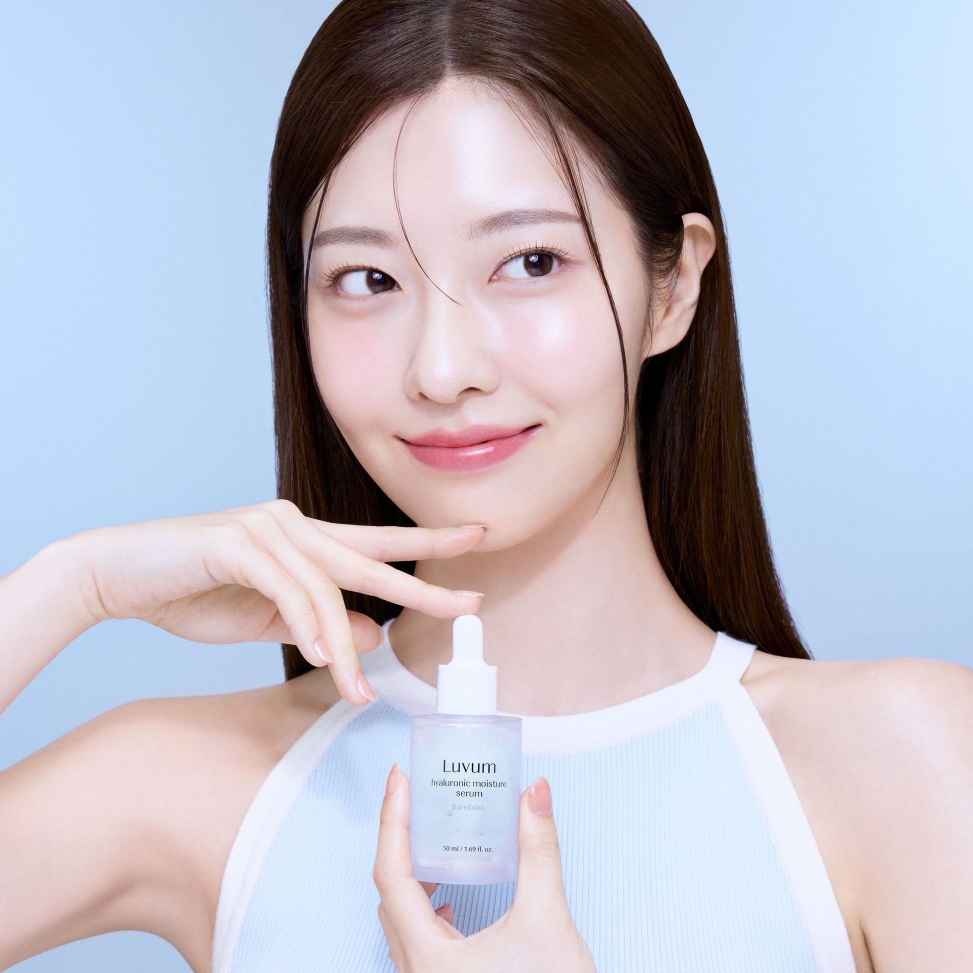 Décris l'image en français en mentionnant le produit, la marque et le contexte visuel : LUVUM Bamboo Hyaluronic Acid Moisture Serum 30ml