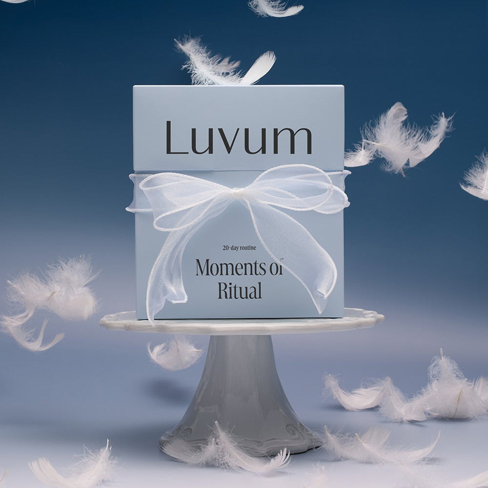 LUVUM Gel Mask Set (Soothing, Whiteing, Elasticity, Radiance, Moisture) 20 Sheets, boîte blanche, plumes sur fond bleu