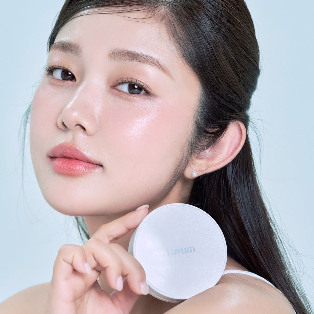 Décris l'image en français : LUVUM Moisture Glow Cushion Refill Set de la marque LUVUM, gros plan visage sur fond clair.