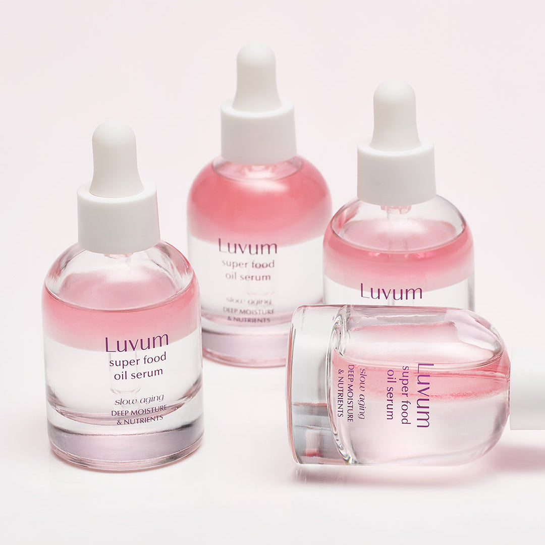 LUVUM Slow Aging Super Food Oil Serum 30ml de Luvum : flacons goutte à goutte sur fond rose clair, photo produit.